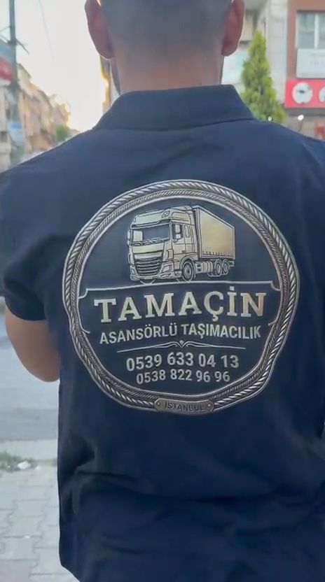 Tamaçin Nakliyat ekibinden bir çalışan, üzerinde firma logolu iş kıyafeti